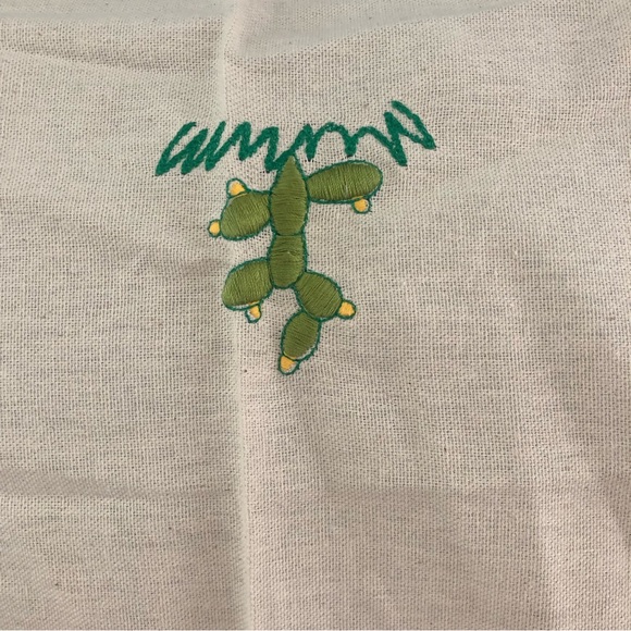 New Italian imported embroidered tablecloth - Picture 2 of 5